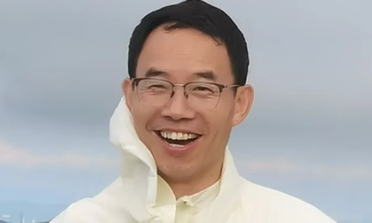 肖朝虎在户外行程中微笑