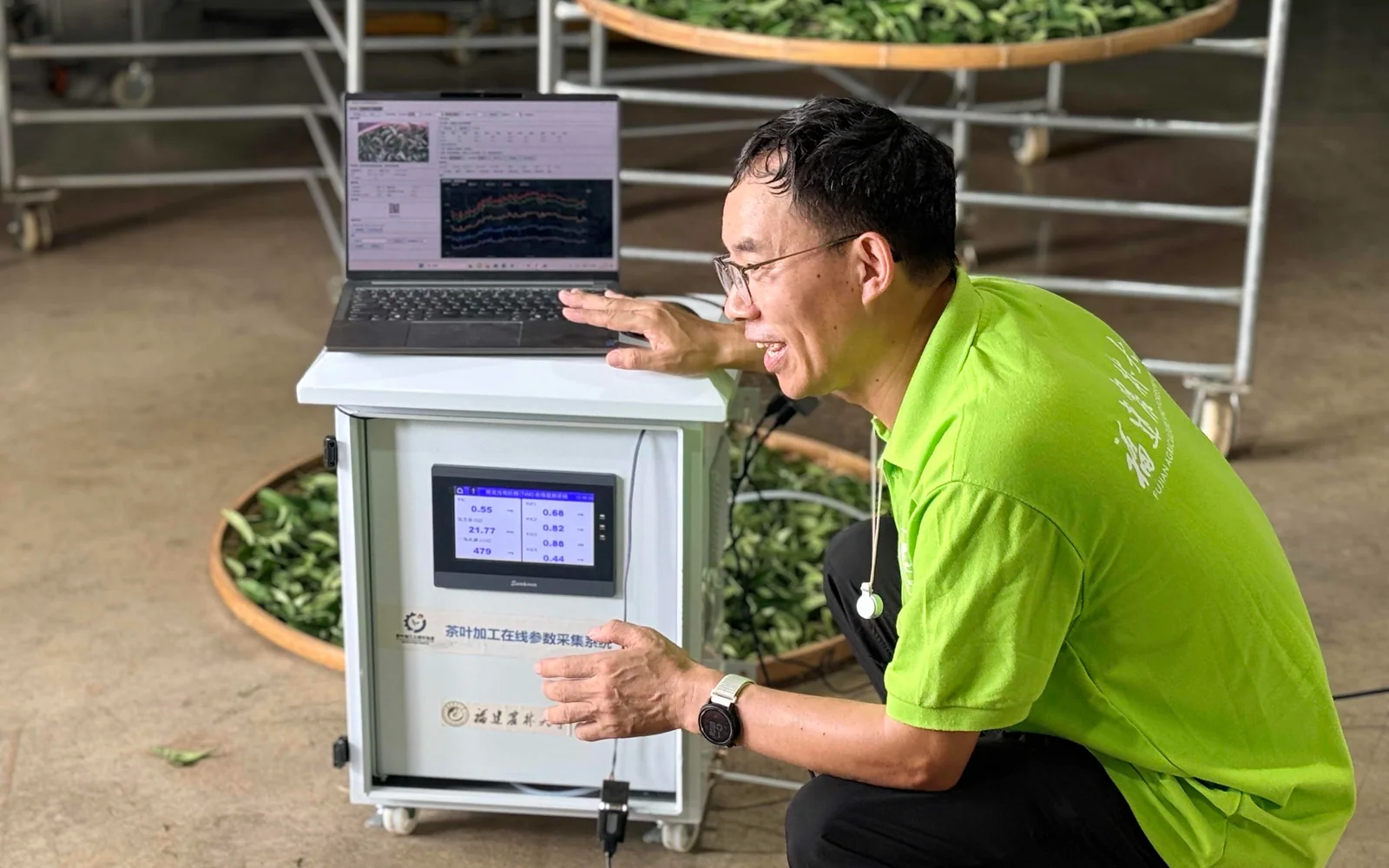 Xiao Chaohu demonstrating a tea processing parameter collection system in a tea factory