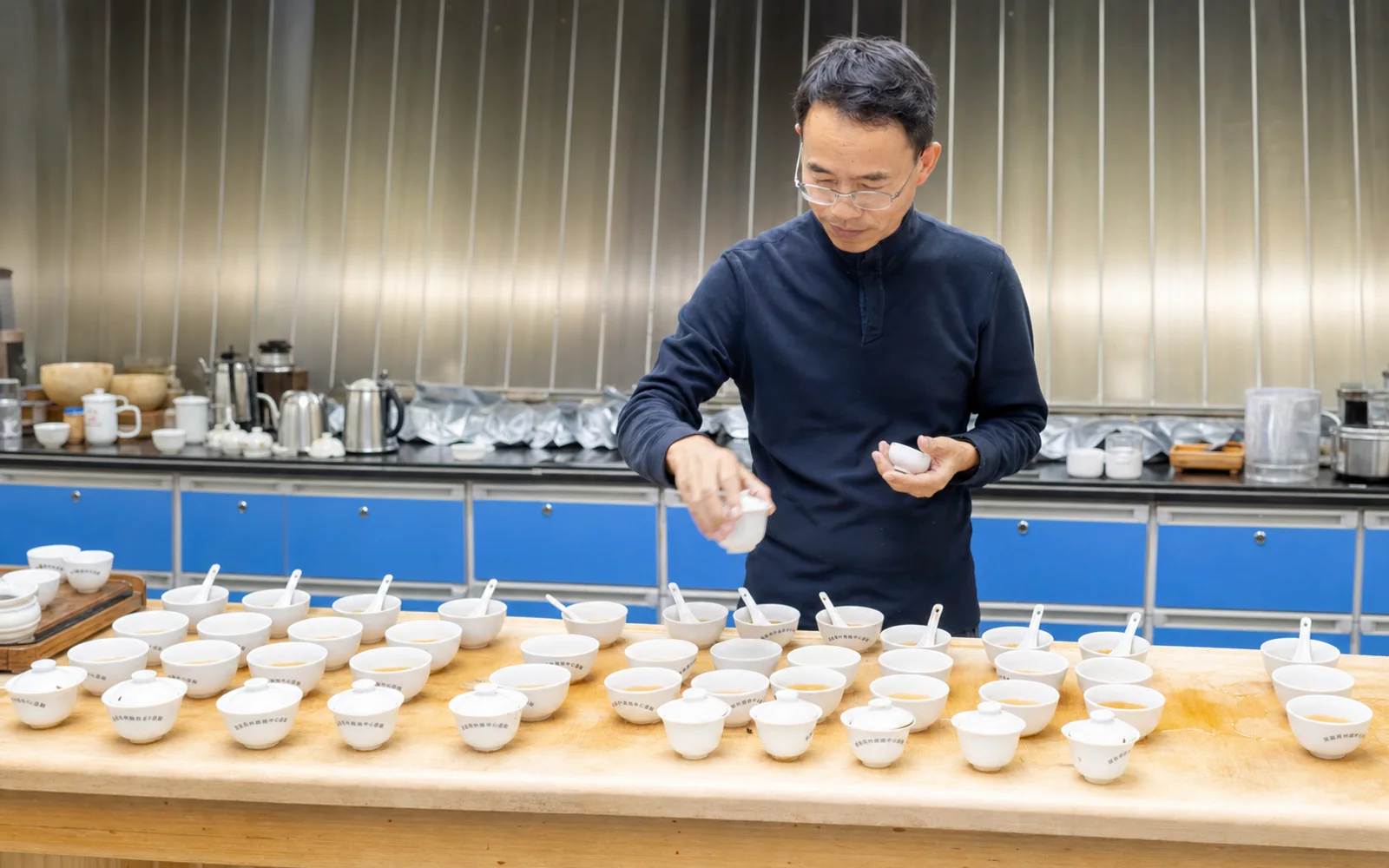Xiao Chaohu conducting a professional tea sensory evaluation in China